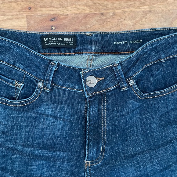 LIKE NEW Lee curvy fit boot cut jeans size 10 - Picture 2 of 5